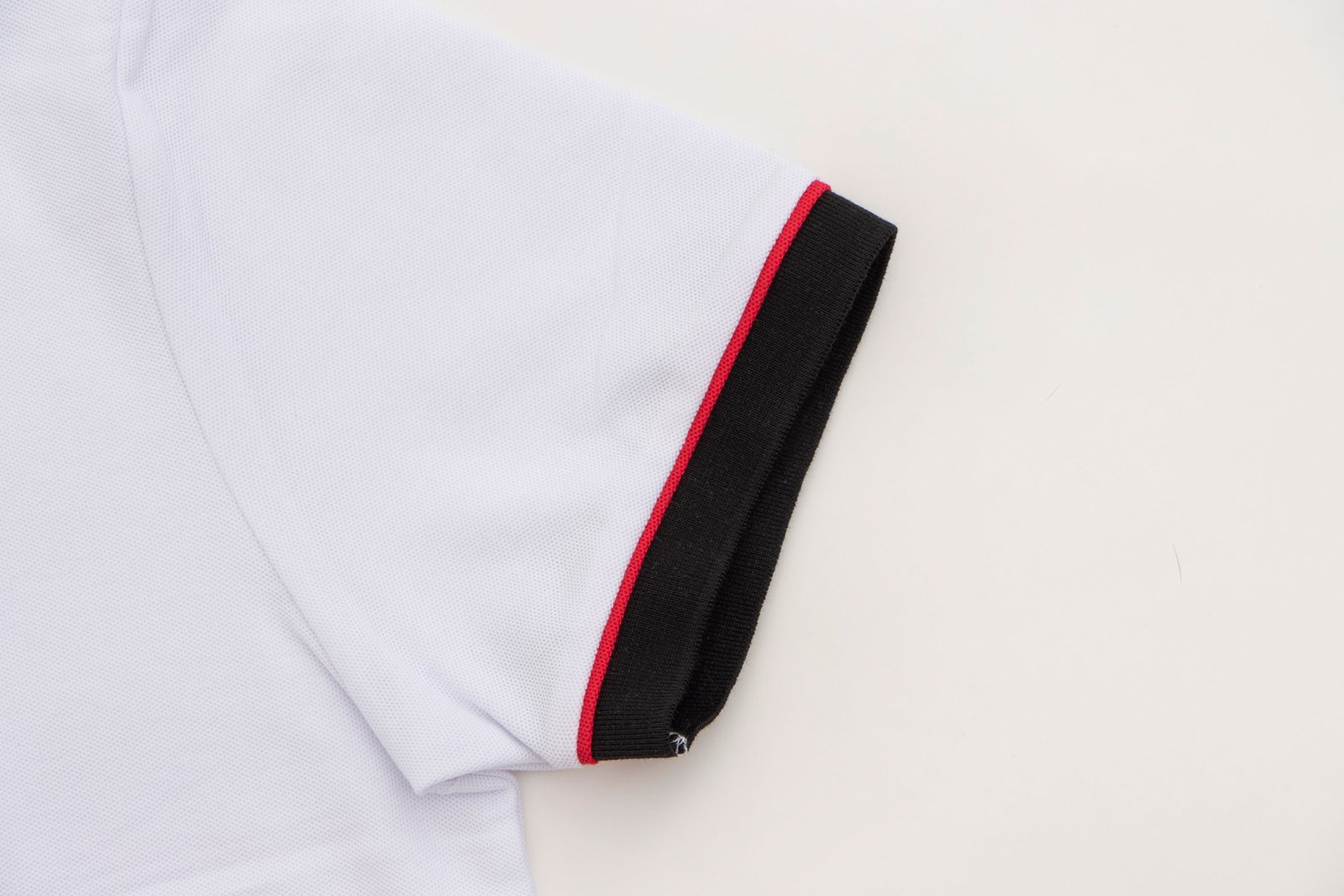 Camiseta polo blanco, cuello blandiz y resortes negros