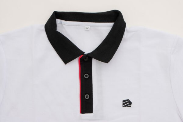 Camiseta polo blanco, cuello blandiz y resortes negros